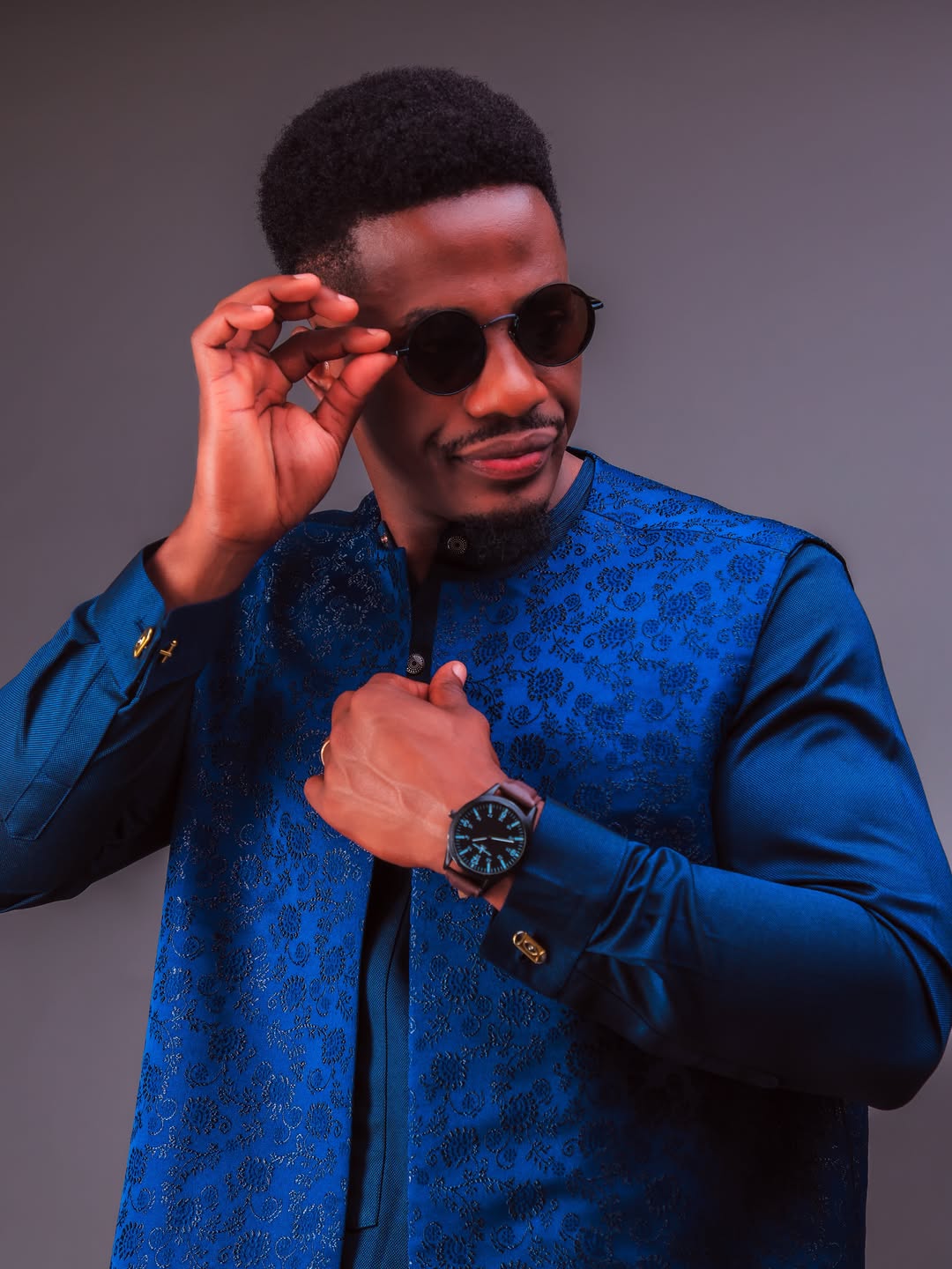 The Signature Kaftan: men's kaftan tailored in Kampala by The Looks Bespoke (view 3)