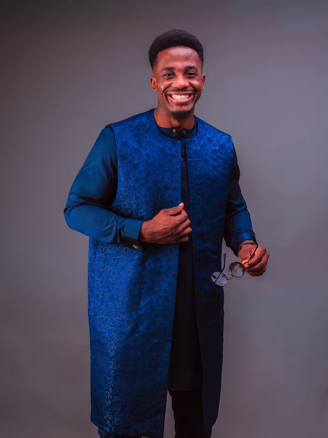The Signature Kaftan: men's kaftan tailored in Kampala by The Looks Bespoke (view 5)
