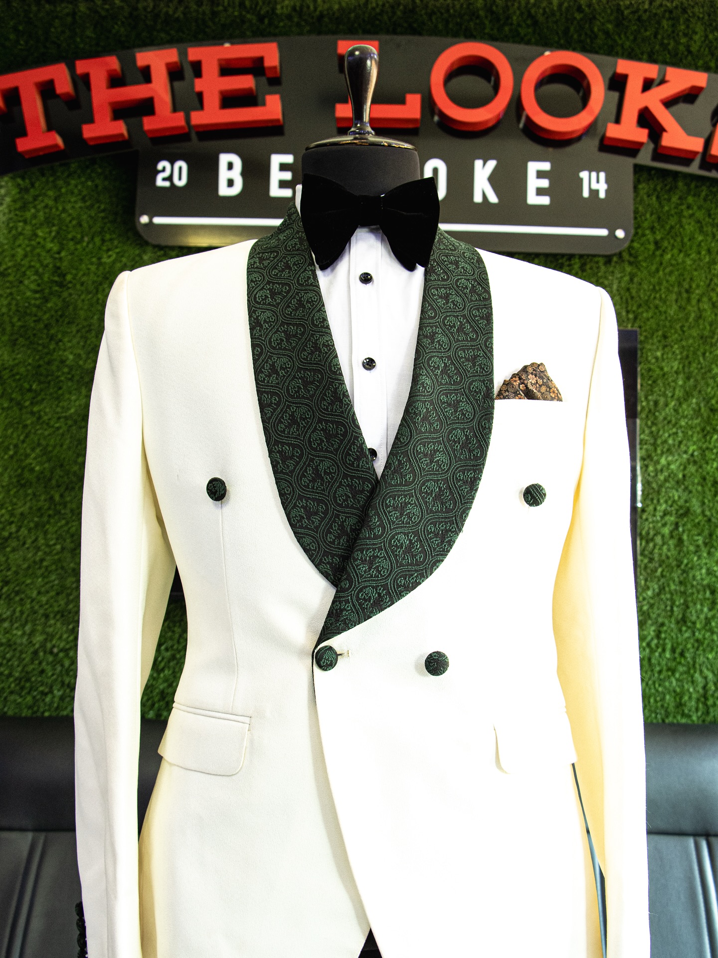Showroom tailoring: fabric, lapel and button detail (showroom look 12)