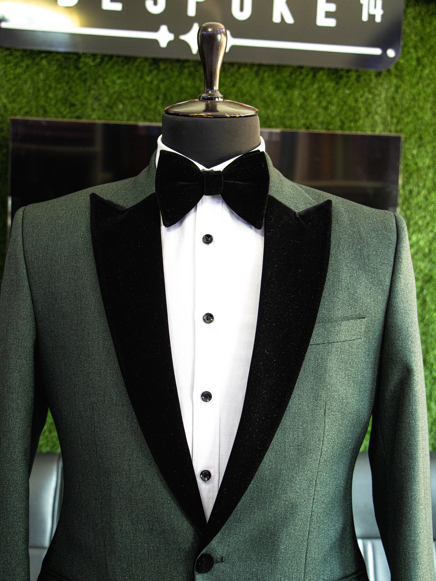 Showroom tailoring: fabric, lapel and button detail (showroom look 17)