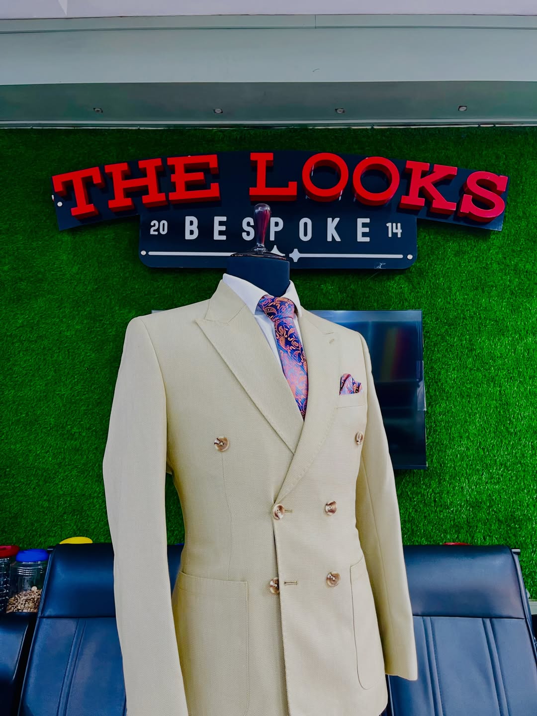 Showroom tailoring: fabric, lapel and button detail (showroom look 2)