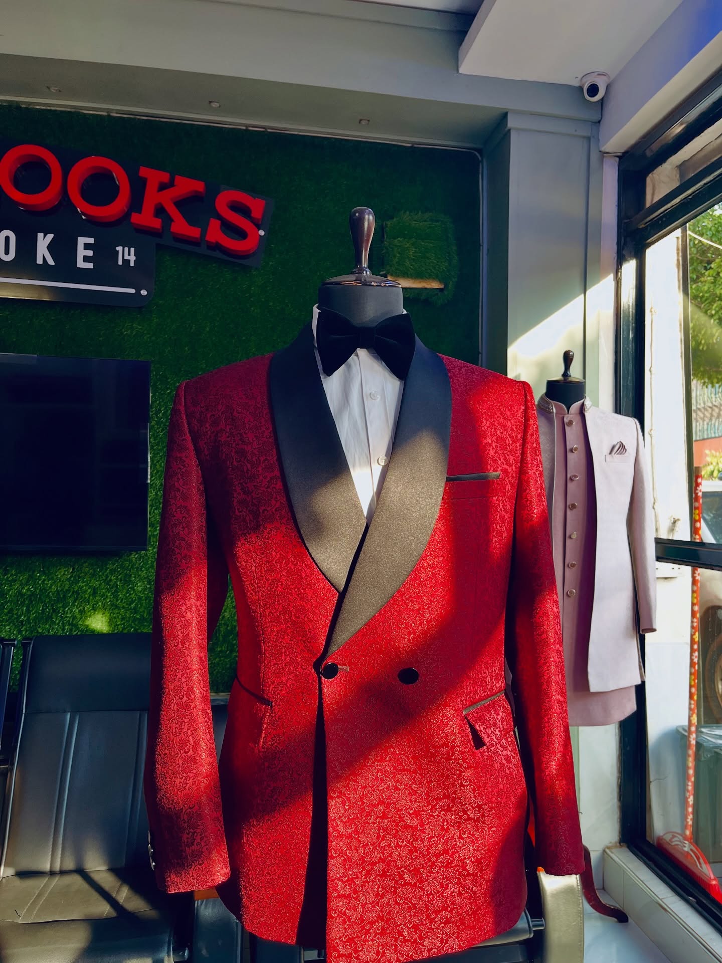 Showroom tailoring: fabric, lapel and button detail (showroom look 22)