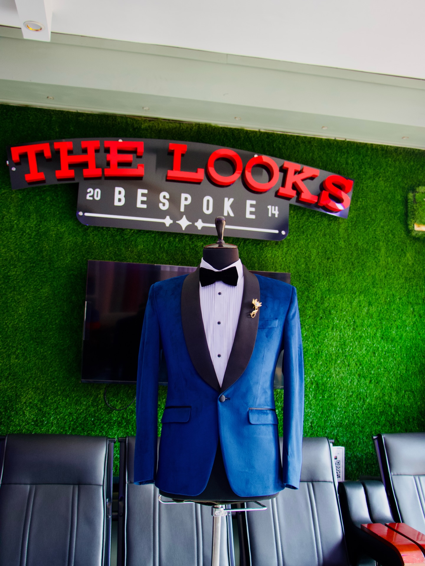 Showroom tailoring: fabric, lapel and button detail (showroom look 27)