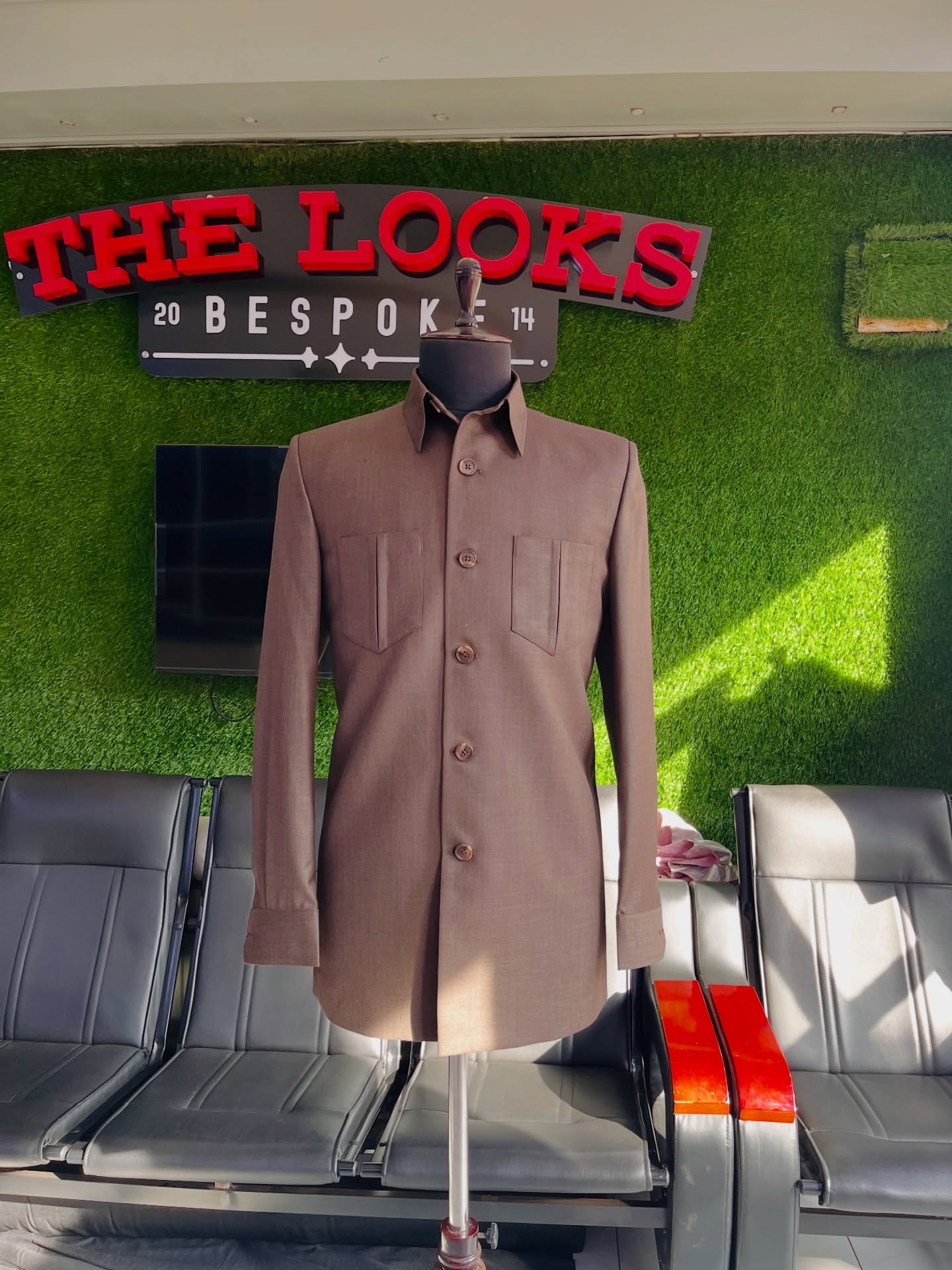 Showroom tailoring: fabric, lapel and button detail (showroom look 32)