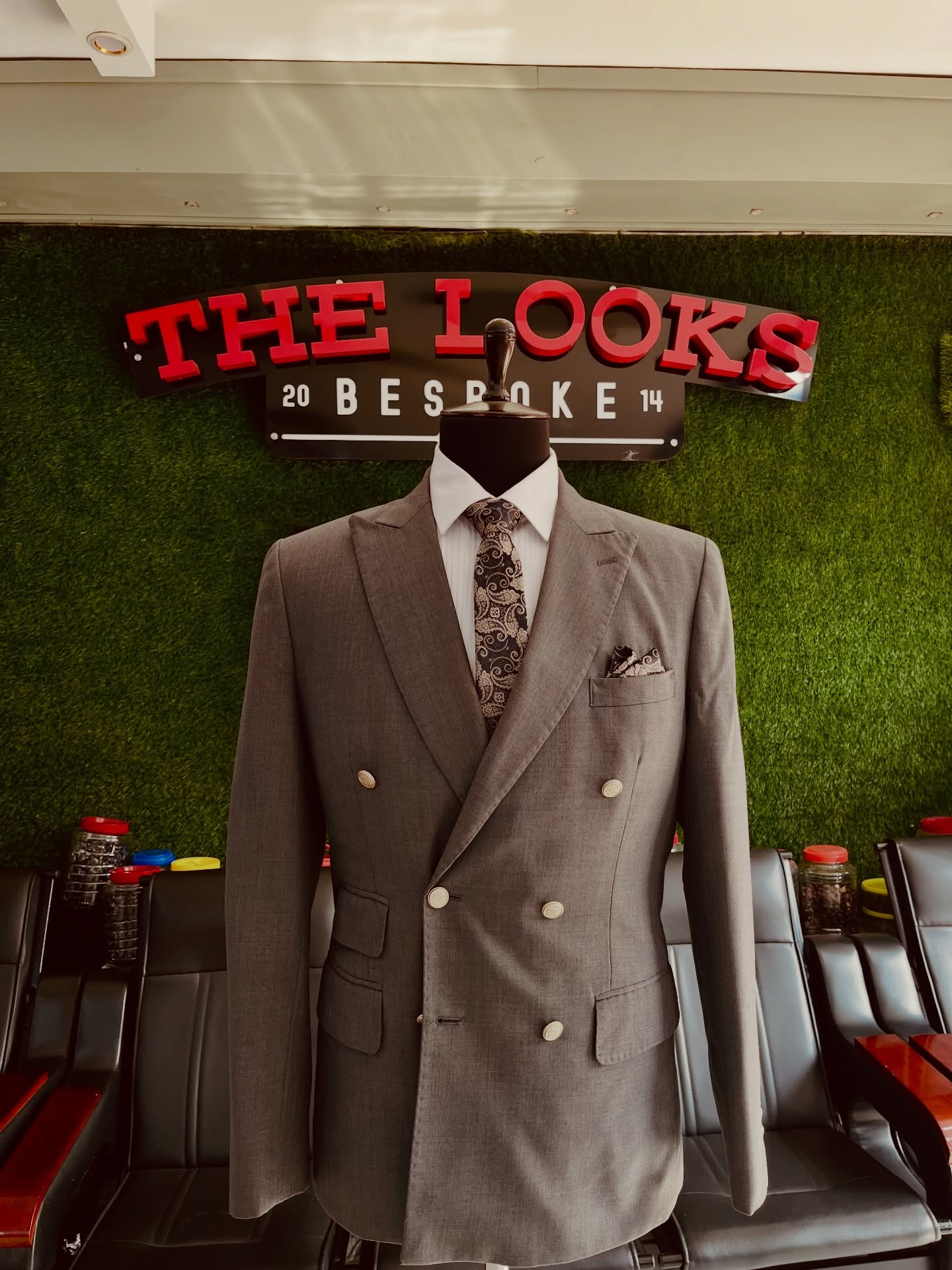 Showroom tailoring: fabric, lapel and button detail (showroom look 37)
