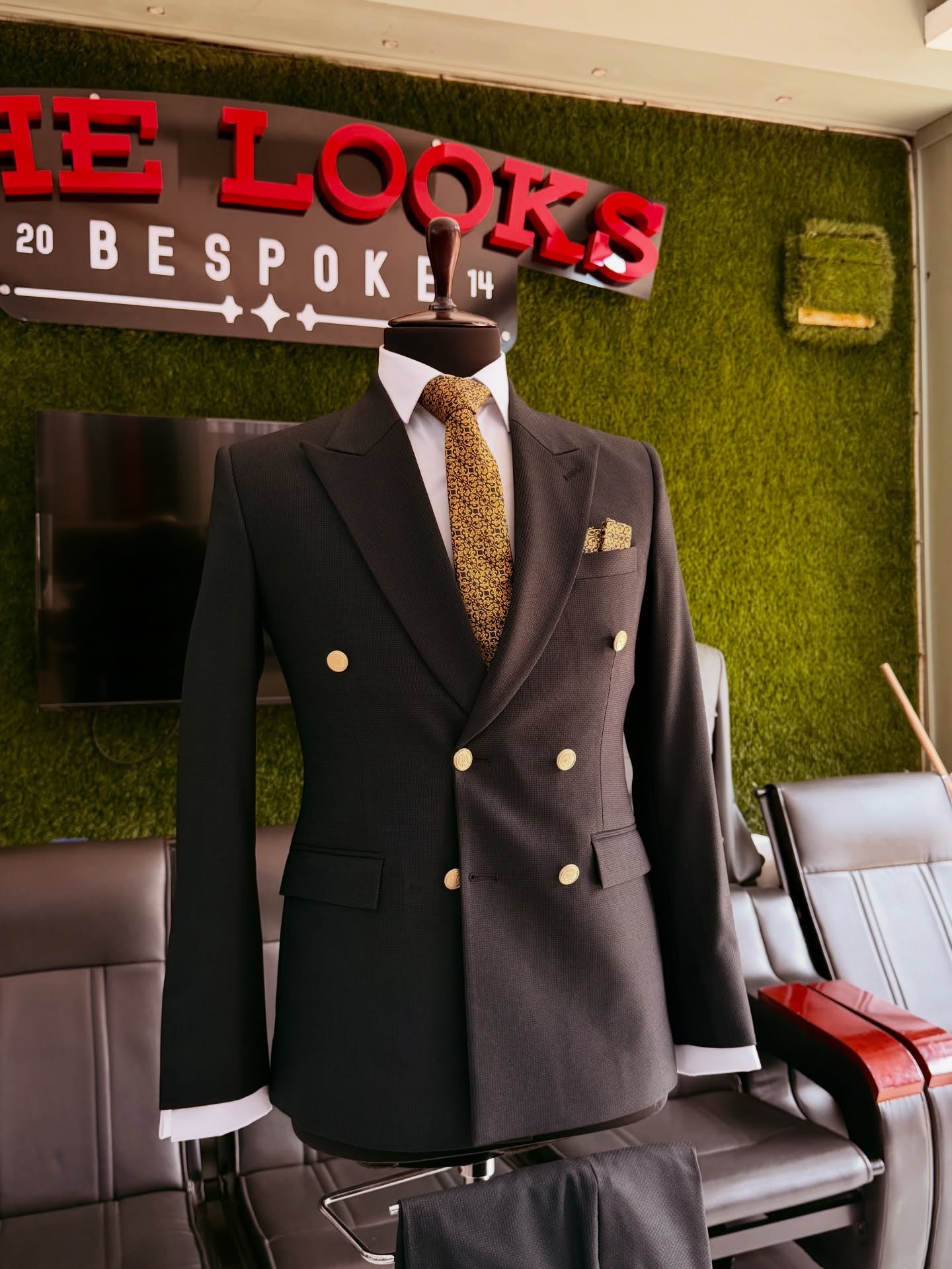 Showroom tailoring: fabric, lapel and button detail (showroom look 42)