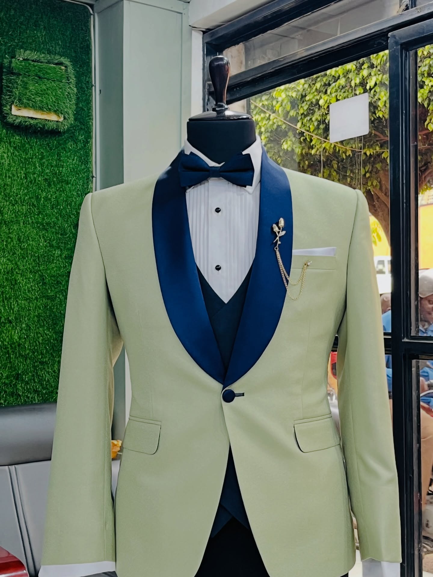 Showroom tailoring: fabric, lapel and button detail (showroom look 47)