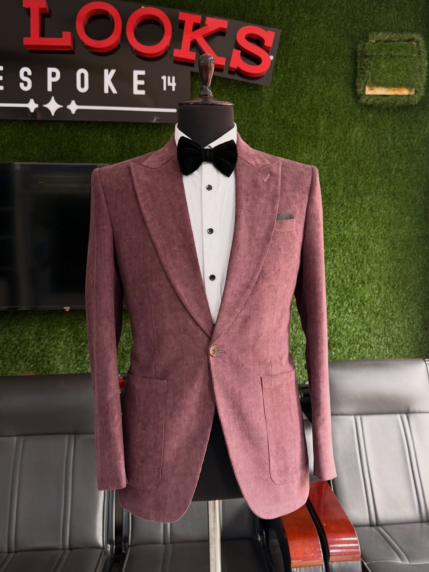Showroom tailoring: fabric, lapel and button detail (showroom look 52)
