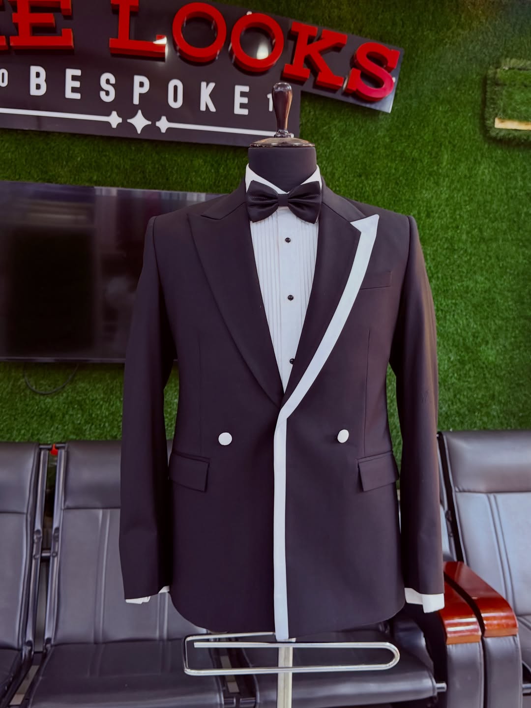 Showroom tailoring: fabric, lapel and button detail (showroom look 57)
