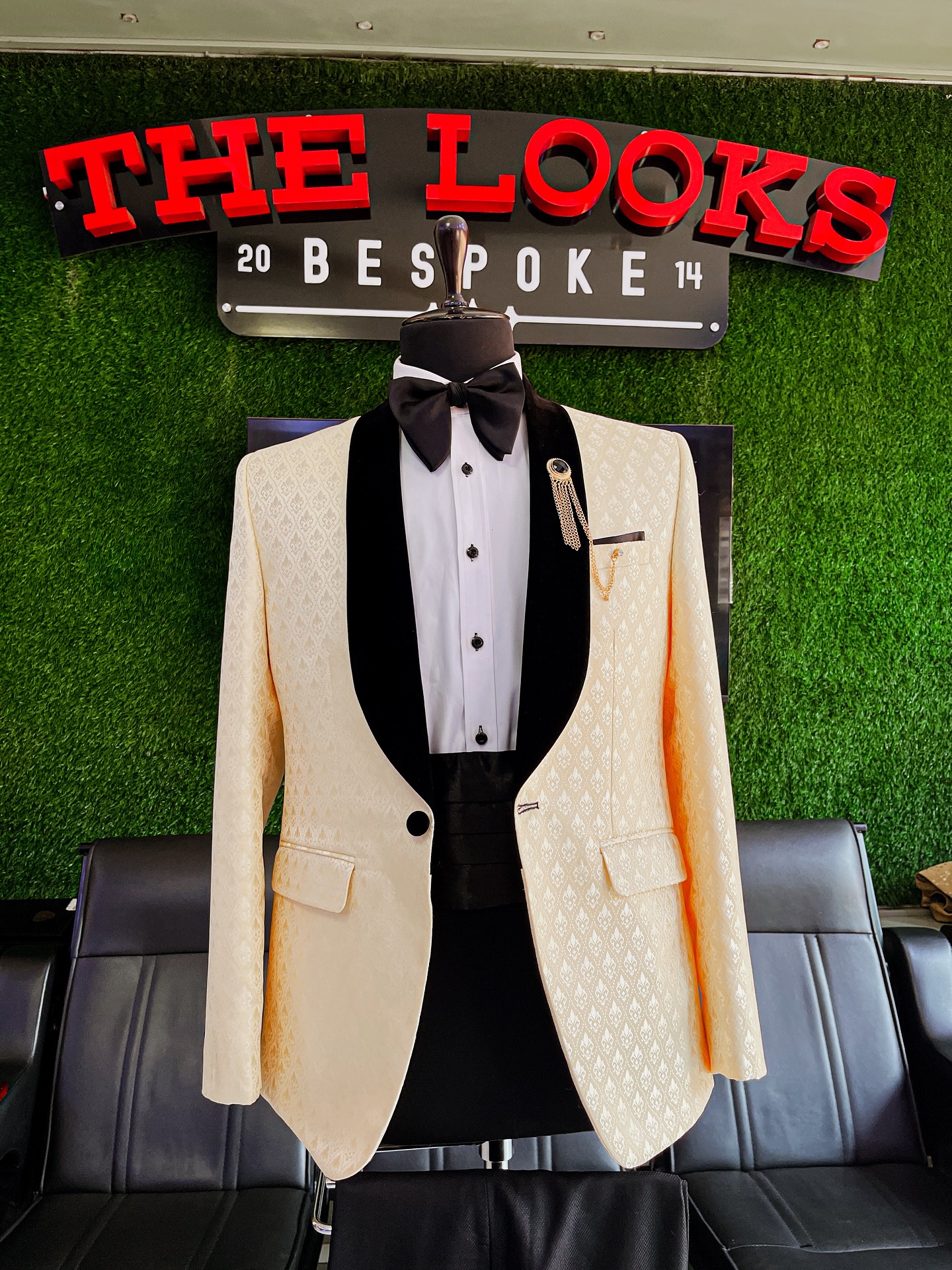 Showroom tailoring: fabric, lapel and button detail (showroom look 7)