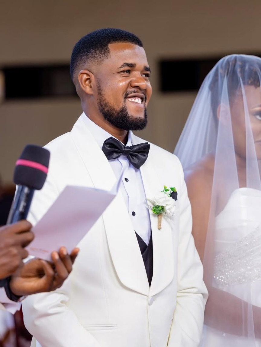 Groom and wedding party in made-to-measure suits (weddings look 100)