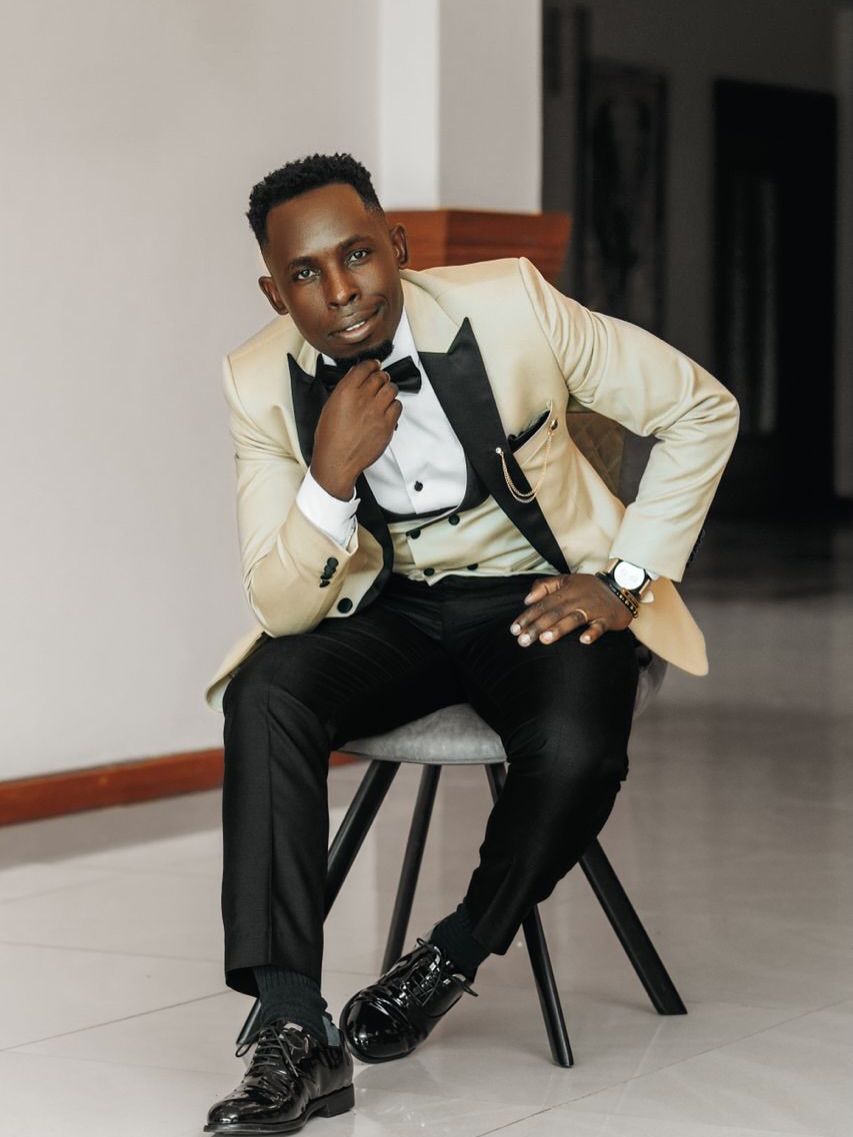 Coordinated groomsmen suits by The Looks Bespoke (weddings look 14)