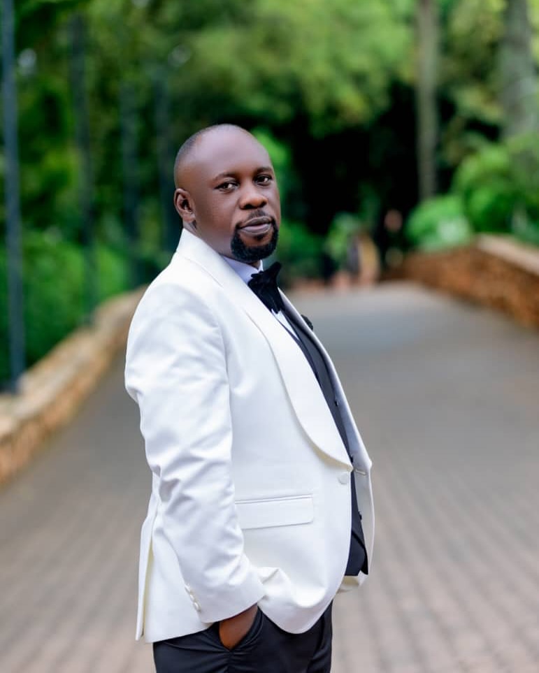 Coordinated groomsmen suits by The Looks Bespoke (weddings look 2)