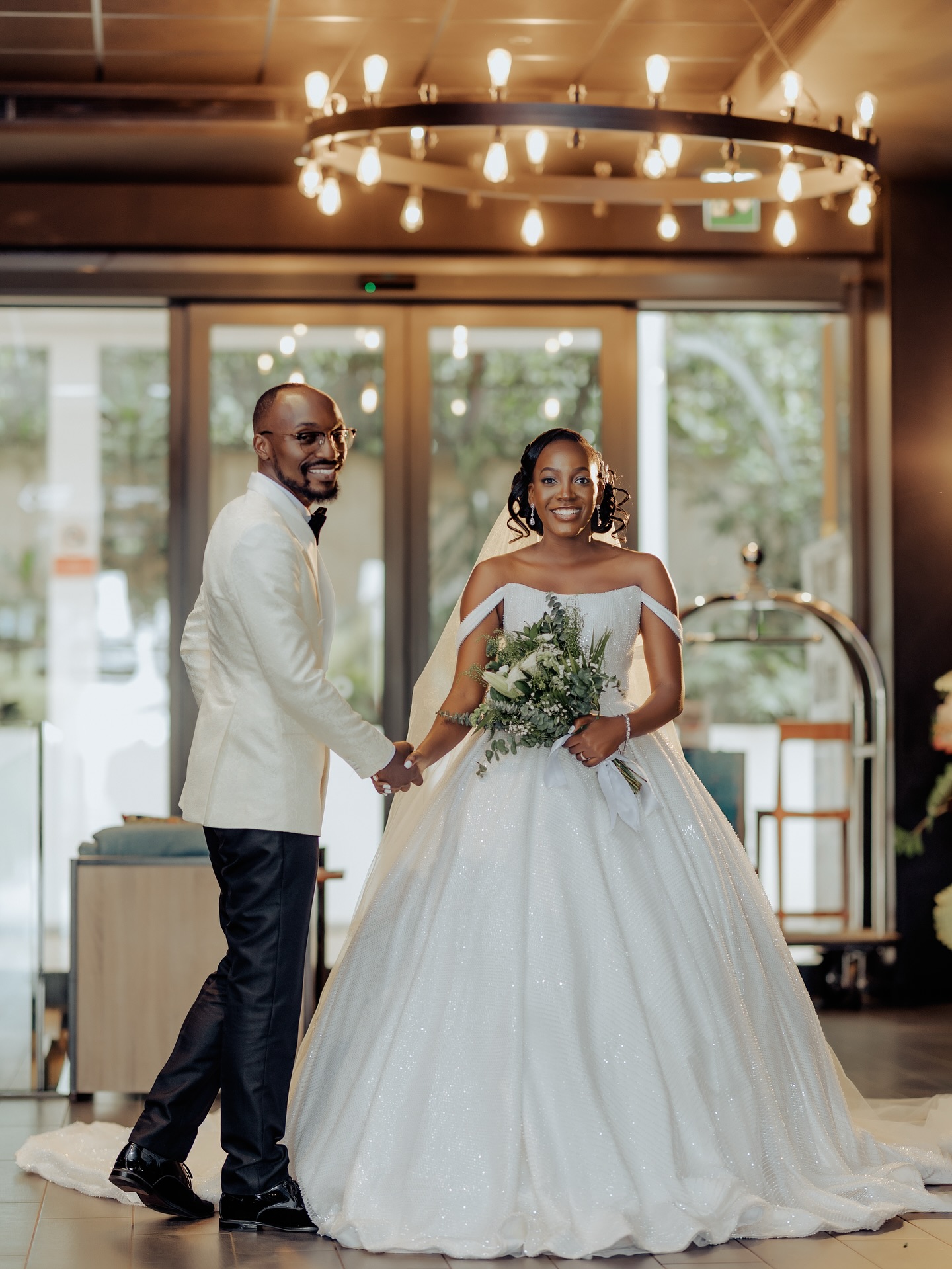 Groom and wedding party in made-to-measure suits (weddings look 28)