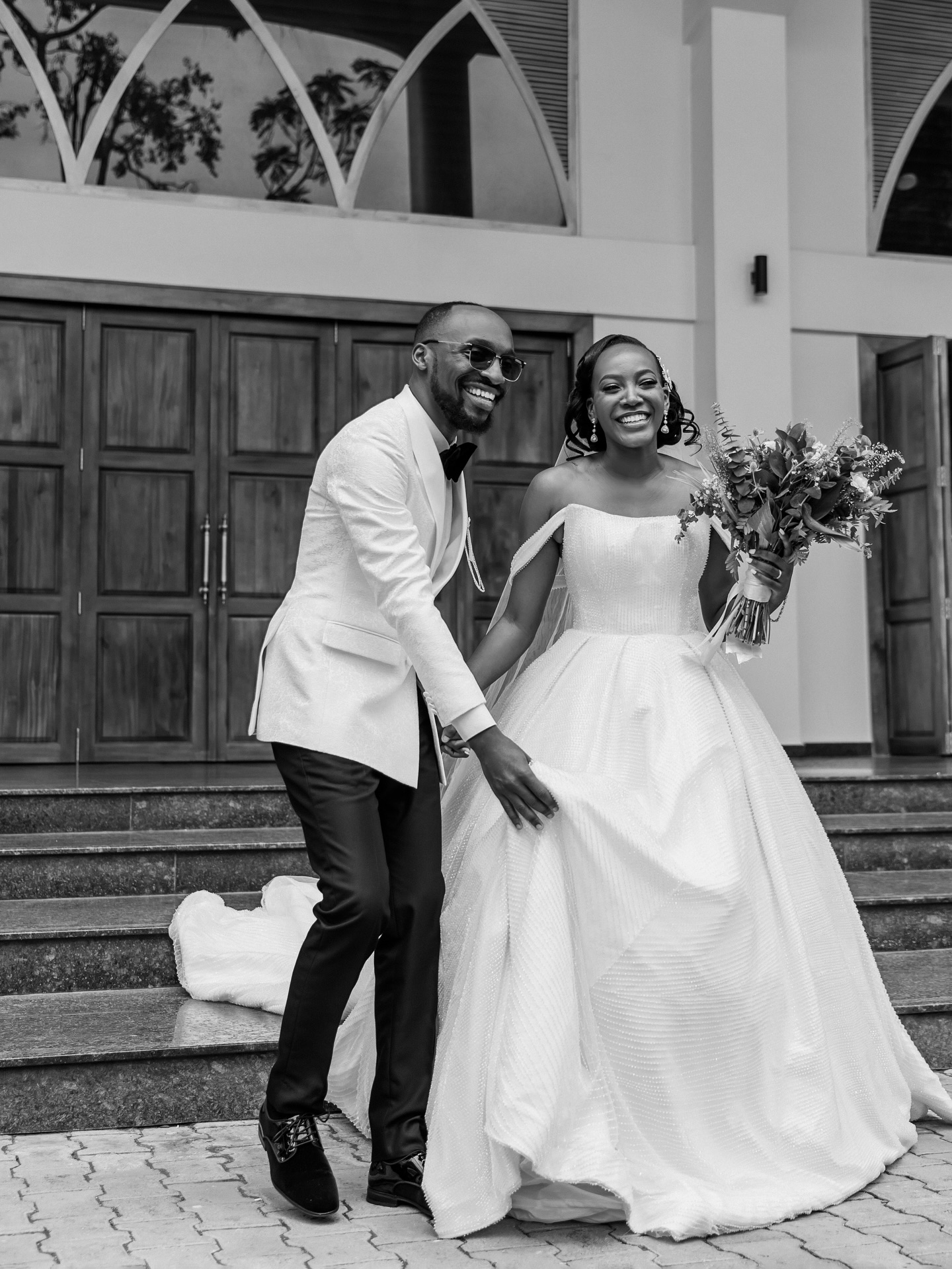 Groom and wedding party in made-to-measure suits (weddings look 34)