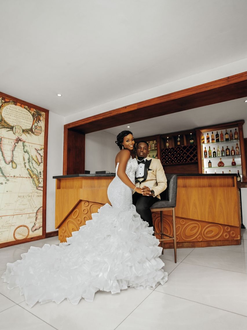 Groom and wedding party in made-to-measure suits (weddings look 4)