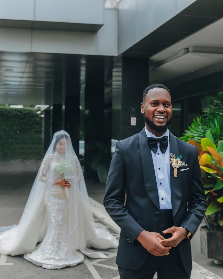 Groom and wedding party in made-to-measure suits (weddings look 52)